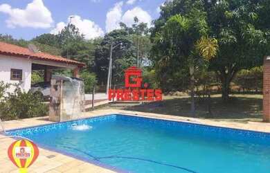 Imagem: A casa possui 3 Dormitórios, 2 Banheiros, 5 Vagas na garagem