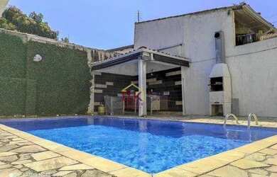 Imagem: A casa possui 4 Dormitórios, 3 Banheiros, 3 Vagas na garagem