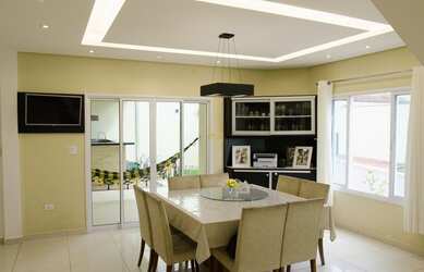 Imagem: A casa possui 3 Dormitórios, 5 Banheiros, 2 Vagas na garagem