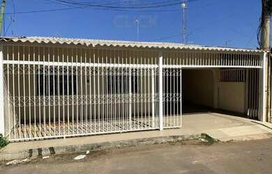 Imagem: A casa possui 3 Dormitórios, 1 Banheiro, 2 Vagas na garagem