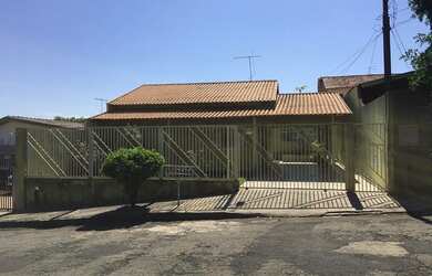 Imagem: A casa possui 2 Dormitórios, 1 Banheiro, 2 Vagas na garagem