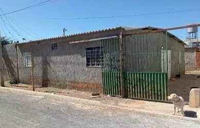 Imagem: A casa possui 4 Dormitórios, 2 Banheiros, 2 Vagas na garagem