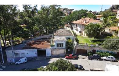 Imagem: A casa possui 2 Dormitórios, 2 Banheiros, 2 Vagas na garagem