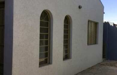 Imagem: A casa possui 3 Dormitórios, 2 Banheiros, 2 Vagas na garagem