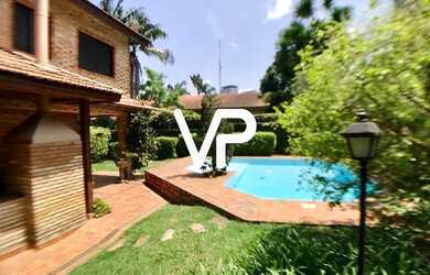 Imagem: A casa possui 4 Dormitórios, 5 Banheiros, 4 Vagas na garagem