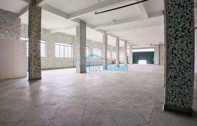 Imagem: O depósito possui 2 Vagas na garagem, 335m² de Área e está