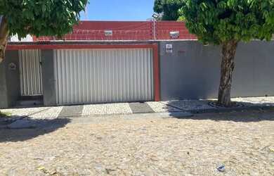 Imagem: A casa possui 5 Dormitórios, 4 Banheiros, 246m² de Área e