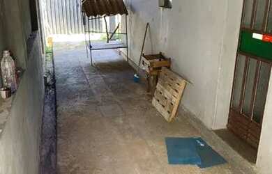 Imagem: A casa possui 3 Dormitórios, 1 Banheiro, 2 Vagas na garagem