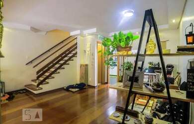 Imagem: A casa possui 3 Dormitórios, 4 Banheiros, 2 Vagas na garagem