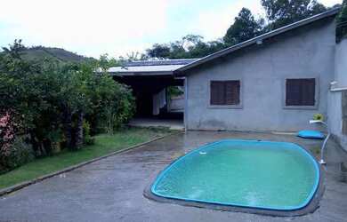 Imagem: A casa possui 3 Dormitórios, 3 Banheiros, 5 Vagas na garagem