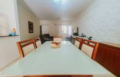 Imagem: A casa possui 3 Dormitórios, 2 Banheiros, 2 Vagas na garagem