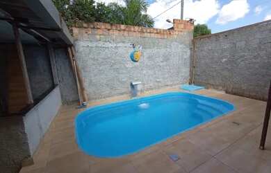 Imagem: A casa possui 3 Dormitórios, 1 Banheiro, 3 Vagas na garagem