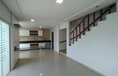 Imagem: A casa possui 3 Dormitórios, 4 Banheiros, 2 Vagas na garagem