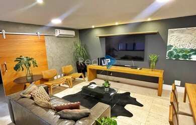 Imagem: O studio possui 2 Dormitórios, 2 Banheiros, 1 Vaga na garagem