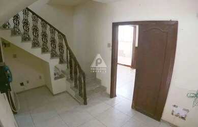 Imagem: A casa possui 5 Dormitórios, 4 Banheiros e 328m² de Área