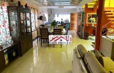 Imagem: A casa possui 4 Dormitórios, 5 Banheiros, 4 Vagas na garagem