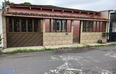 Imagem: A casa possui 3 Dormitórios, 2 Banheiros, 1 Vaga na garagem