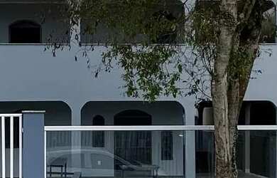 Imagem: A casa possui 2 Dormitórios, Acomodam 6 pessoas e 1 Vaga na