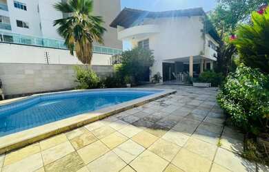 Imagem: A casa possui 5 Dormitórios, 4 Banheiros, 5 Vagas na garagem