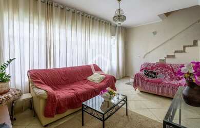 Imagem: A casa possui 2 Dormitórios, 1 Banheiro, 2 Vagas na garagem