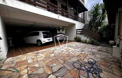 Imagem: A casa possui 4 Dormitórios, 4 Banheiros, 5 Vagas na garagem