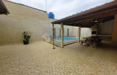 Imagem: A casa possui 4 Dormitórios, 3 Banheiros, 4 Vagas na garagem