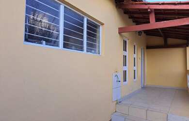 Imagem: A casa possui 1 Dormitório, 1 Banheiro, 1 Vaga na garagem e