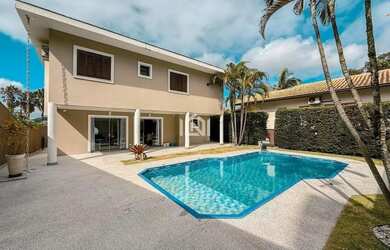 Imagem: A casa em condomínio possui 4 Dormitórios, 5 Banheiros, 5