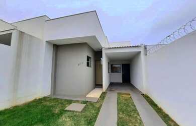 Imagem: A casa possui 3 Dormitórios, 2 Banheiros, 1 Vaga na garagem