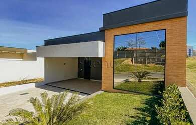 Imagem: A casa em condomínio possui 4 Dormitórios, 2 Banheiros, 4