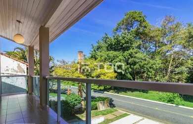 Imagem: A casa em condomínio possui 4 Dormitórios, 3 Banheiros, 5