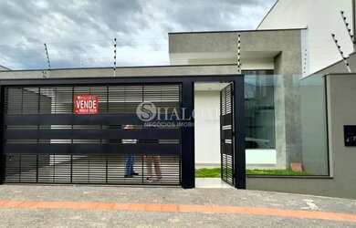 Imagem: A casa possui 3 Dormitórios, 3 Banheiros, 2 Vagas na garagem