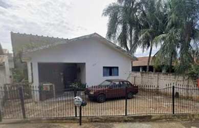 Imagem: A casa possui 2 Dormitórios, 1 Banheiro, 3 Vagas na garagem