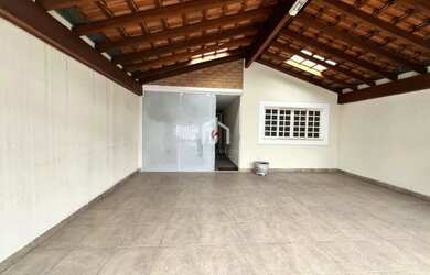 Imagem: A casa possui 3 Dormitórios, 3 Banheiros, 2 Vagas na garagem