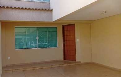 Imagem: A casa possui 3 Dormitórios, 2 Banheiros, 2 Vagas na garagem