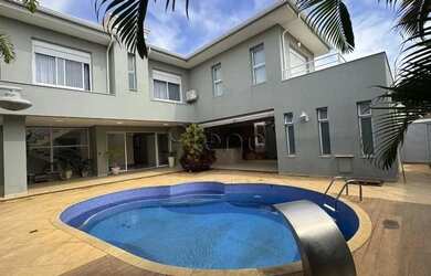 Imagem: A casa em condomínio possui 4 Dormitórios, 5 Banheiros, 4