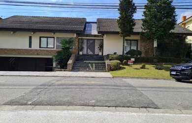 Imagem: A casa em condomínio possui 4 Dormitórios, 5 Banheiros, 5