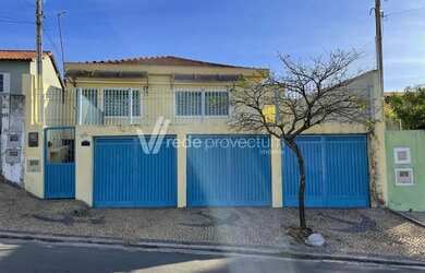 Imagem: A casa possui 3 Dormitórios, 1 Banheiro, 3 Vagas na garagem