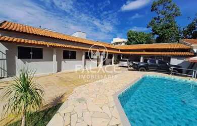 Imagem: A casa possui 2 Dormitórios, 2 Banheiros, 5 Vagas na garagem