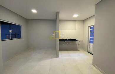 Imagem: A casa possui 2 Dormitórios, 2 Banheiros, 2 Vagas na garagem