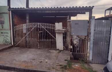 Imagem: A casa possui 4 Dormitórios, 3 Banheiros, 1 Vaga na garagem