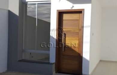 Imagem: A casa possui 3 Dormitórios, 1 Banheiro, 2 Vagas na garagem