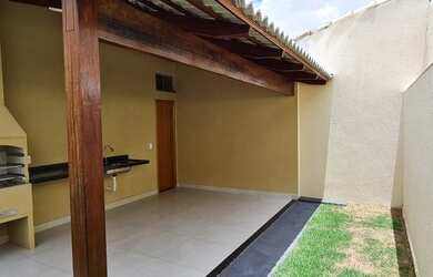 Imagem: A casa possui 3 Dormitórios, 3 Banheiros, 3 Vagas na garagem