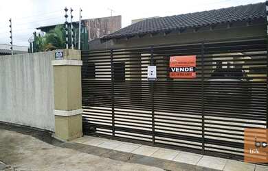 Imagem: A casa possui 3 Dormitórios, 2 Banheiros, 4 Vagas na garagem