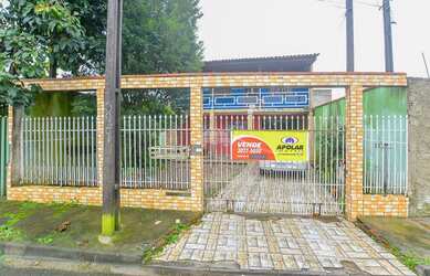 Imagem: A casa possui 4 Dormitórios, 1 Banheiro, 5 Vagas na garagem