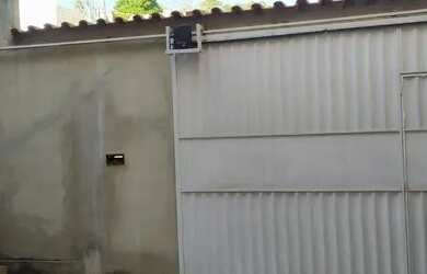 Imagem: A casa possui 4 Dormitórios, 2 Banheiros, 3 Vagas na garagem