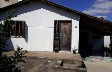 Imagem: A casa possui 3 Dormitórios, 1 Banheiro, 1 Vaga na garagem