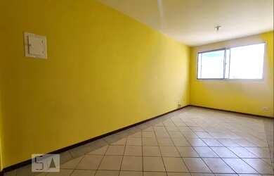 Imagem: O apartamento possui 3 Dormitórios, 1 Banheiro, 1 Vaga na garagem