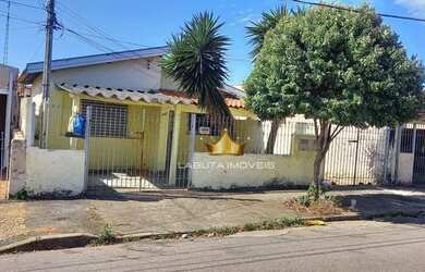 Imagem: A casa possui 3 Dormitórios, 2 Banheiros, 5 Vagas na garagem