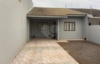 Imagem: A casa possui 3 Dormitórios, 2 Banheiros, 2 Vagas na garagem